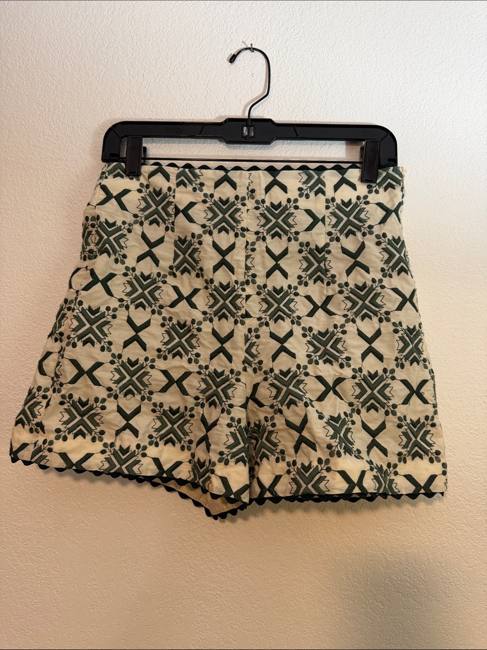 Zara High-Waist Printed Shorts in Cream and Dark Green